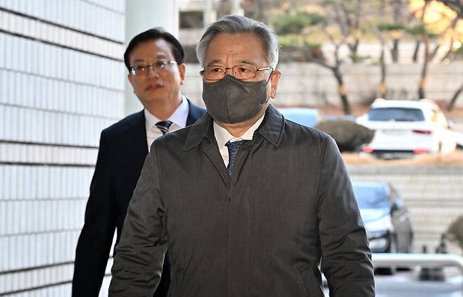 박영수(오른쪽) 전 특별검사가 지난해 2월13일 오전 서울 서초구 서울중앙지법에서 열린 특정경제범죄 가중처벌법 위반 혐의 1심 선고기일에 출석하고 있다. 박 전 특검은 대장동 민간업자들로부터 모두 19억 원을 수수한 혐의로 지난 2023년 8월 구속기소 됐다. 공동취재사진