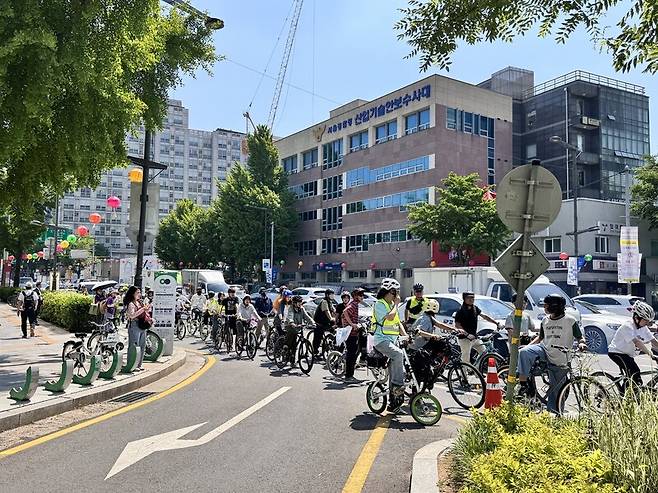 13일 오전 ‘똑똑! 결정문 배달왔습니다! 헌재에서 국회로 가는 기후 자전거 행진’ 참가자들이 자전거 행진을 하고 있다. 장수경 기자