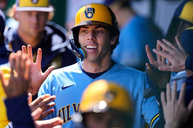 <yonhap photo-0952=""> Milwaukee Brewers' Christian Yelich celebrates in the dugout after scoring on a double by Garrett Mitchell during the first inning in the first baseball game of a doubleheader against the Kansas City Royals, Saturday, April 4, 2026, in Kansas City, Mo. (AP Photo/Charlie Riedel)/2026-04-05 05:39:38/ <저작권자 ⓒ 1980~2026 ㈜연합뉴스. 무단 전재 재배포 금지, AI 학습 및 활용 금지></yonhap>
