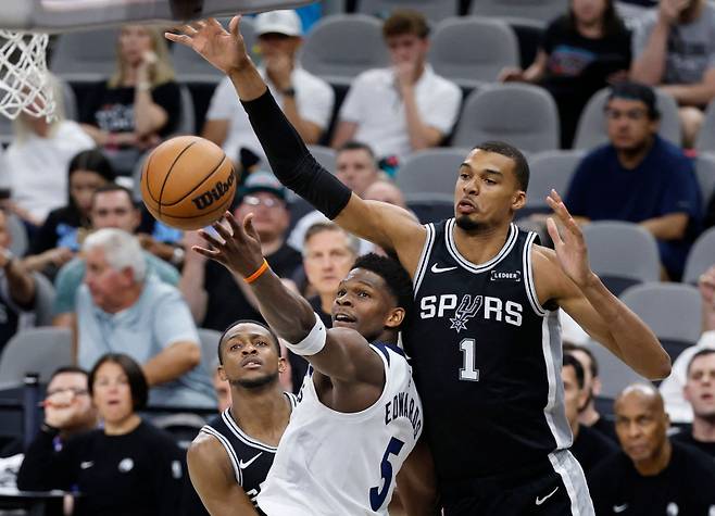 <yonhap photo-6078=""> SAN ANTONIO, TX -MAY 12: Rob Dillingham #4 of the Minnesota Timberwolves goes to the basket past Victor Wembanyama #1 of the San Antonio Spurs in Game Five of the Western Conference Semifinals NBA Playoffs at Frost Bank Center on May 12, 2026 in San Antonio, Texas. NOTE TO USER: User expressly acknowledges and agrees that, by downloading and or using this photograph, User is consenting to terms and conditions of the Getty Images License Agreement. Ronald Cortes/Getty Images/AFP (Photo by Ronald Cortes / GETTY IMAGES NORTH AMERICA / Getty Images via AFP)/2026-05-13 12:45:23/ <저작권자 ⓒ 1980~2026 ㈜연합뉴스. 무단 전재 재배포 금지, AI 학습 및 활용 금지></yonhap>