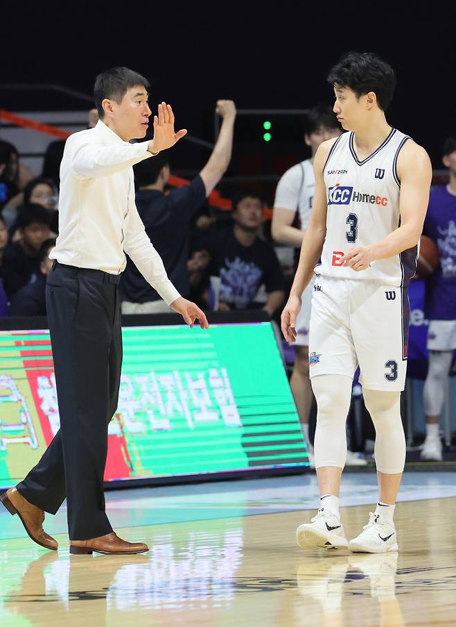 <yonhap photo-6959="">7일 고양 소노 아레나에서 열린 2025~26 LG전자 프로농구 챔피언결정전 2차전 고양 소노와 부산 KCC 경기. KCC 이상민 감독이 허웅 등 선수들에게 작전을 지시하고 있다. 2026.5.7 [연합뉴스]</yonhap>