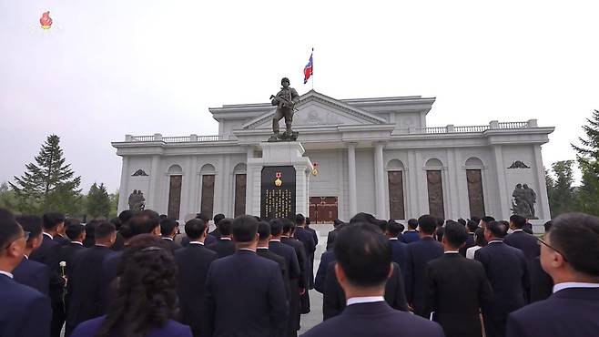 청년동맹 대회 참가자들이 해외군사작전 전투위훈기념관을 참관하는 모습으로 이 기념관은 쿠르스크 파병 1주년을 맞아 얼마 전 준공됐다.