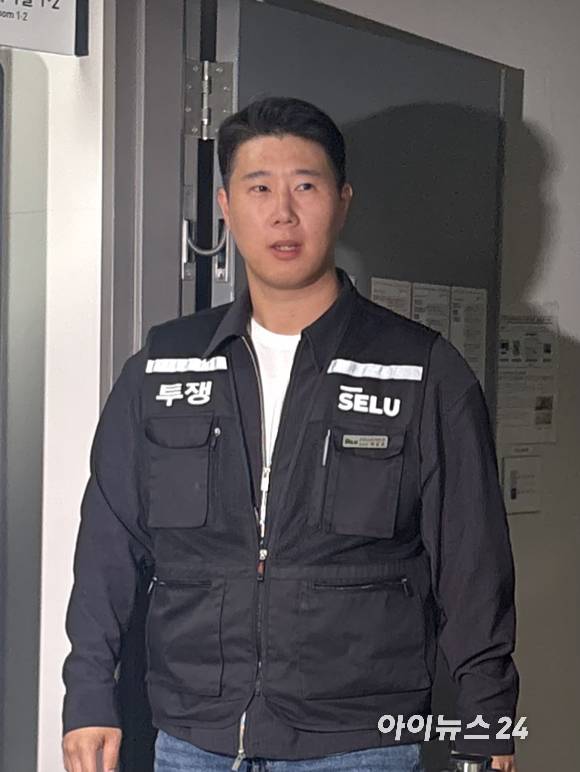 삼성전자 최대 노조인 초기업노동조합 삼성전자지부(이하 초기업노조) 최승호 위원장이 12일 세종시 정부세종청사 중앙노동위원회에서 열린 2차 사후조정회의에 참석했다. [사진=권서아 기자]