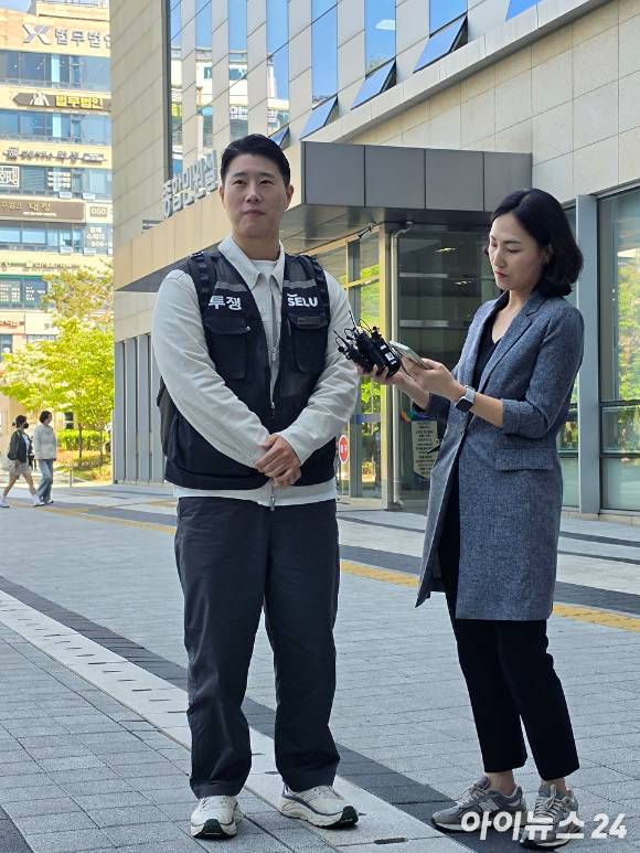 최승호 삼성그룹 초기업노동조합 삼성전자지부(초기업노조) 위원장이 삼성전자가 제기한 '위법 쟁의행위 금지 가처분' 2차 심문을 앞두고 입장을 밝히고 있다. [사진=황세웅 기자]
