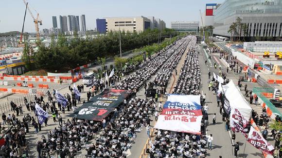 지난달 23일 경기도 평택시 삼성전자 평택캠퍼스 앞에서 열린 삼성전자 노동조합 공동투쟁본부의 '투명하게 바꾸고, 상한폐지 실현하자-4/23 투쟁 결의대회'에서 조합원들이 구호를 외치고 있다. [사진=연합뉴스]