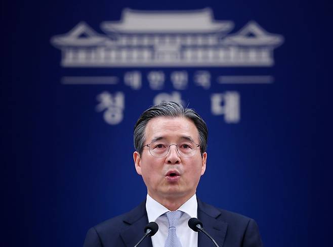 지난달 27일 브리핑하는 김용범 청와대 정책실장. 그는 11일 페이스북에 '국민배당금'을 통해 반도체 기업 이익을 구조적으로 국민에 환원해야 한다고 주장했다. 연합뉴스