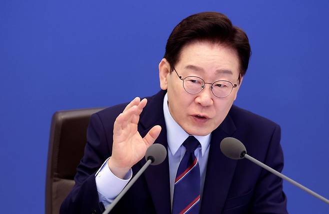 이재명 대통령이 12일 청와대에서 열린 국무회의 겸 비상경제점검회의에서 발언하고 있다. 이 대통령은 이날 “포퓰리즘적 긴축재정론의 함정에 빠져서는 안 된다”며 “적극적인 재정 정책을 통해 국민 경제 대도약의 발판을 닦는 데 역량을 집중해야 한다”고 말했다. [연합뉴스]
