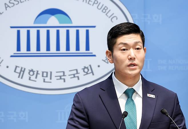 김재섭 국민의힘 의원이 13일 국회 소통관에서 기자회견을 열고 정원오 더불어민주당 서울시장 후보의 폭행 전과와 관련한 내용을 밝히고 있다. 연합뉴스