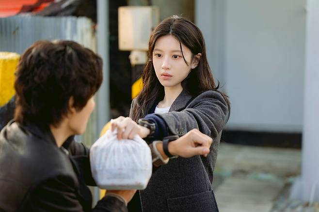 지난 18일부터 JTBC에서 방영 중인 토일 드라마 '모두가 자신의 무가치함과 싸우고 있다'의 한 장면. 사진 스튜디오 피닉스·SLL·스튜디오 플로우