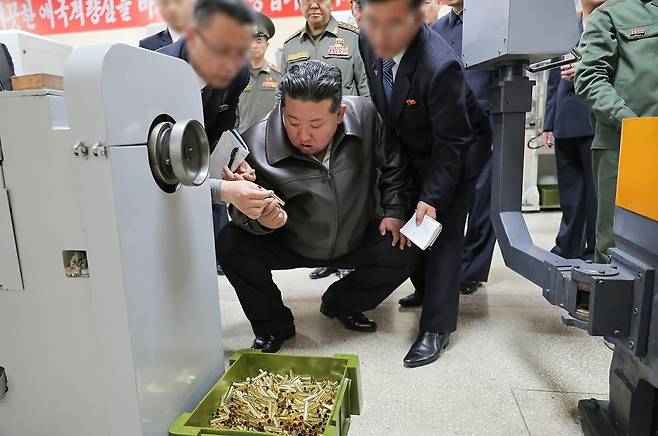 김정은 북한 국무위원장이 지난 11일 총포탄을 생산하는 군수공업기업소를 방문해 관련 시설을 살펴보는 모습. 노동신문, 뉴스1