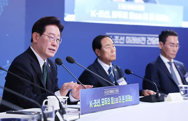 ▲ 이재명 대통령이 13일 호텔현대 바이 라한 울산에서 열린 K-조선 미래비전 간담회에서 발언하고 있다. 가장 오른쪽이 강원 출신 유상철 HJ중공업 대표이사. 연합뉴스