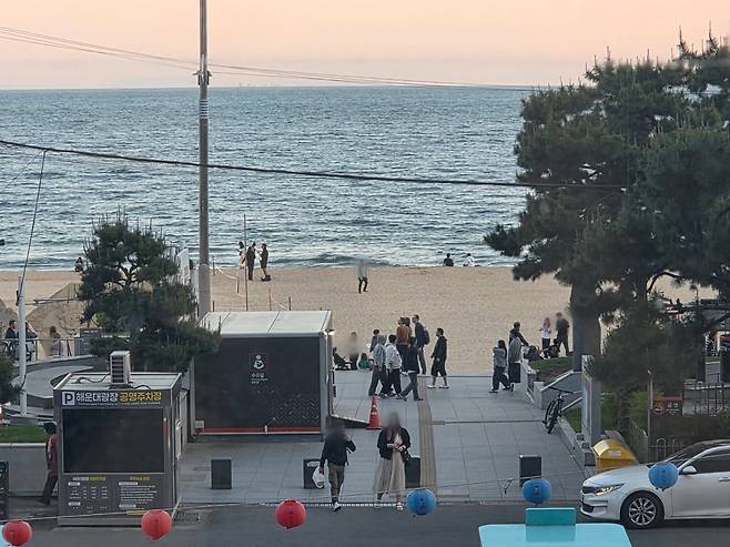 10일 오후 해운대 해수욕장 모습. 해수욕장에도 외국인 관광객들이 어렵지 않게 눈에 띄었다. /사진=이정우 기자