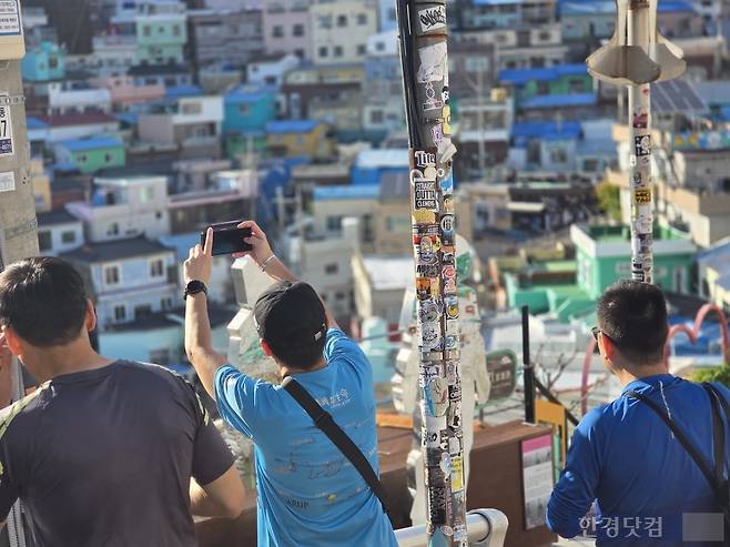 10일 부산 감천문화마을. 외국인 관광객들이 기념 사진을 촬영하고 있다. /사진=이정우 기자
