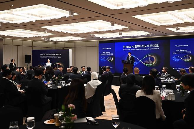 김성열 산업통상부 산업성장실장이 13일 서울 강남구 그랜드 인터컨티넨탈 서울 파르나스에서 ‘한·UAE AI 인프라·반도체 투자 포럼’에서 발언하고 있다. 산업부 제공