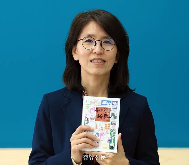출판평론가 한미화씨가 4일 서울 정동 경향신문사에서 자신의 최근 저서 <동네책방 지속탐구>를 소개하고 있다. 2026.05.04 /서성일 선임기자