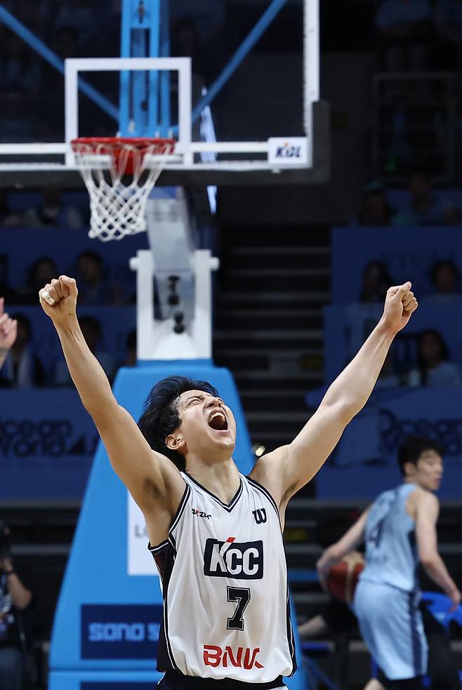 KCC 허훈이 13일 고양소노아레나에서 열린 2025-2026 KBL 플레이오프 챔피언 결정전 고양 소노를 꺾고 우승을 확정한 뒤 기뻐하고 있다.  연합뉴스