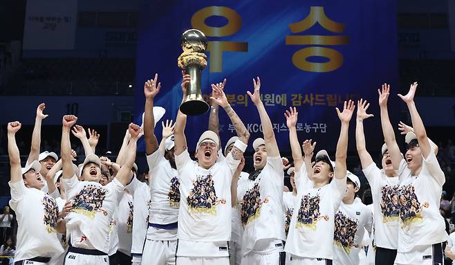 마침내 들어올린 트로피 부산 KCC 선수들이 13일 고양소노아레나에서 열린 2025~2026 KBL 플레이오프 챔피언결정전 5차전에서 고양 소노를 꺾은 뒤 우승 트로피를 들고 기뻐하고 있다. 연합뉴스