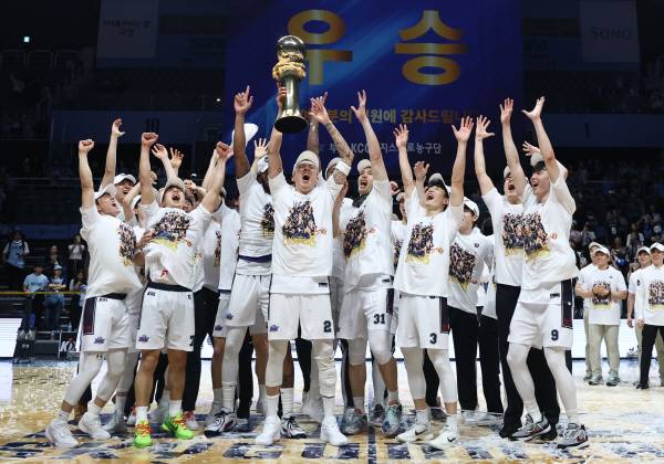 부산 KCC 선수단이 13일 고양소노아레나에서 열린 2025-2026 KBL 플레이오프 챔피언 결정전에서 고양 소노를 꺾고 우승한 뒤 기뻐하고 있다. 연합뉴스