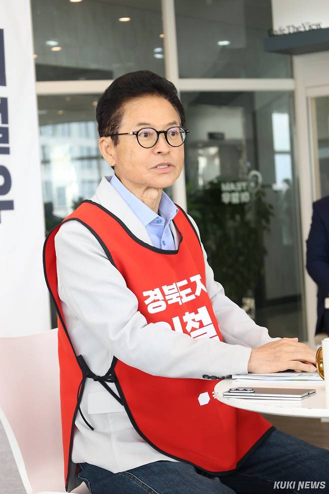 13일 경북 안동 선거사무소에서 이철우 국민의힘 경북도지사 예비후보가 기자들의 질문에 대답하고 있다. 대구경북인터넷기자협회 공동취재단
