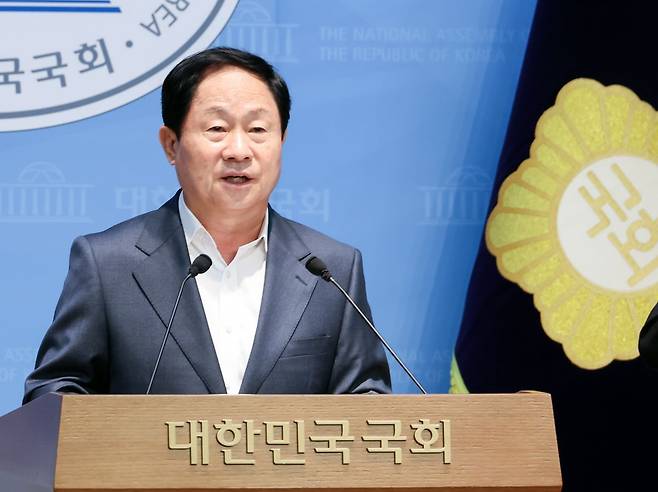 국민의힘 주광덕 남양주시장 예비후보가 지난 11일 국회 소통관에서 기자회견을 열고 장동혁 대표의 2선 후퇴를 촉구하고 있다. 연합뉴스