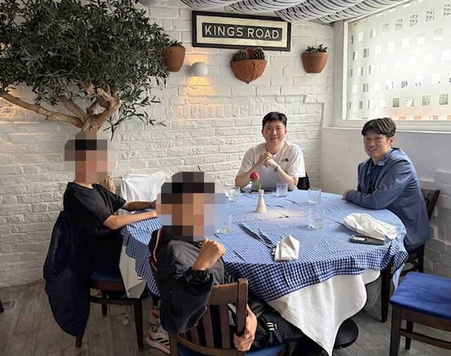 유승민 대한체육회장이 런던에서 가족들과 함께 박지성(오른쪽)과 식사하고 있다. 유승민 회장 가족 인스타그램 갈무리