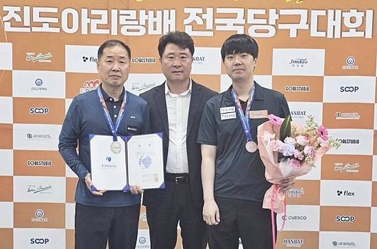 ‘복식 강호’ 김행직-최호타는 ‘2026 진도아리랑배 전국3쿠션당구대회’ 복식에서 준우승을 차지했다. (왼쪽부터) 최호타, 진도당구연맹 김연일 회장, 김행직. (사진=대한당구연맹)