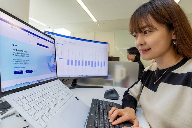 노트북에 설치된 ‘AIDU’를 통해 인공지능(AI) 데이터 분석을 진행하고 있다. KT