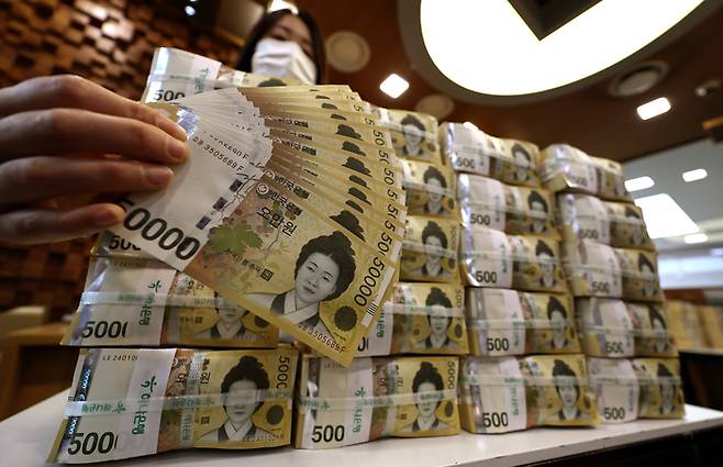 서울 중구 하나은행 위변조대응센터에서 관계자가 원화 5만원권 지폐를 정리하고 있다. [연합뉴스]