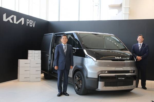 (왼쪽부터) 기아 PBV비즈니스사업부장 김상대 부사장, 기아 PBV 재팬 타지마 야스나리 대표이사가 기념 사진을 촬영하는 모습 [사진 제공=기아]