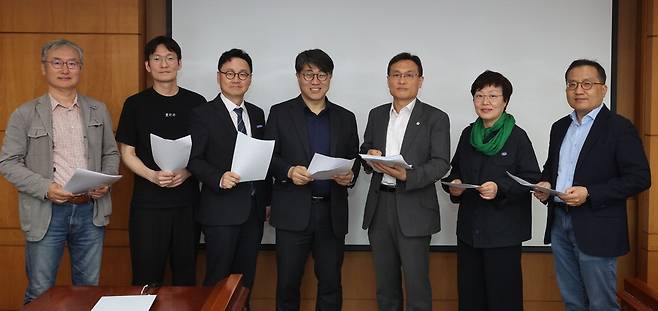 왼쪽부터 양희동 이화여대 교수, 이승진 무신사 본부장, 조정욱 앰배서더 서울 풀만 호텔 대표, 정성은 한국언론학회장, 김익중 우리금융지주 홍보실장, 이미경 환경재단 대표, 조성진 서울대 교수. 이승환 기자