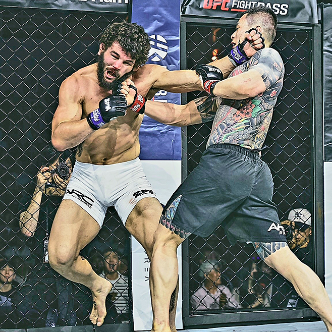 빅리그 10경기 앨릭스 에런 펄리지가 2026년 5월 서울올림픽핸드볼경기장 Z-Fight Night 04 메인이벤트에서 Contender Series 황인수한테 맞고 있다. ‘코리안 좀비’ 정찬성 대표의 ZFN은 UFC Fight Pass를 통해 중남미 제외 글로벌 생중계된다. 사진=MCP ECC