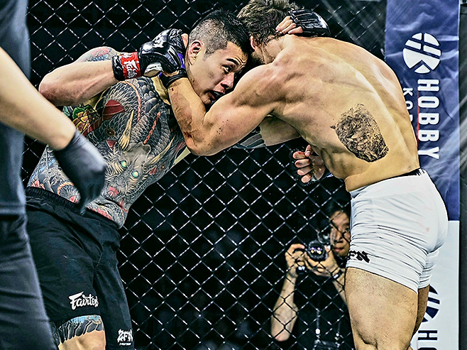 Contender Series 황인수가 2026년 5월 서울올림픽핸드볼경기장 Z-Fight Night 04 메인이벤트에서 빅리그 10경기 앨릭스 에런 펄리지한테 밀리고 있다. ‘코리안 좀비’ 정찬성 대표의 ZFN은 UFC Fight Pass를 통해 중남미 제외 글로벌 생중계된다. 사진=MCP ECC