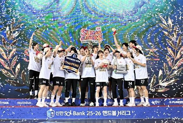 사진 신한 SOL Bank 2025-26 핸드볼 H리그 여자부 정규리그 우승과 통합 3연패를 달성한 SK슈가글라이더즈