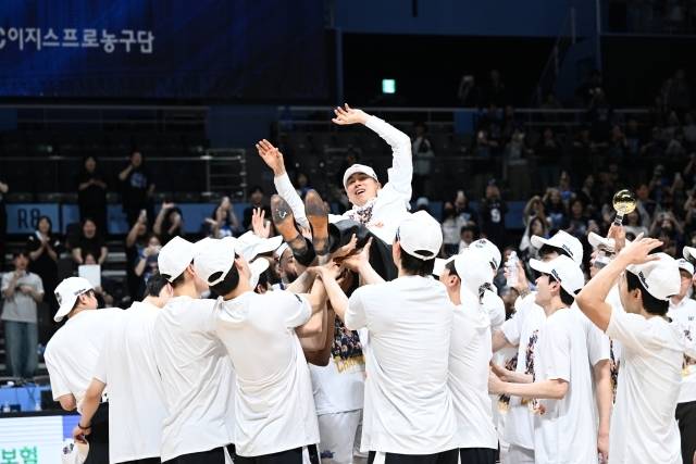 이상민 감독은 “솔직히 선수 때보다 감독으로 이룬 지금의 우승이 너무 의미 있고 크다. 너무 좋다. 선수 시절 챔피언결정전을 준비하는 마음보다 감독으로 준비하는 마음은 무게감 차이가 엄청나게 달랐다. 선수 시절에는 나만 잘하면 됐지만 감독은 아니다. 전부를 봐야 했다. 잠도 잘 못 자고 긴장도 많이 했다. (최)준용이가 자기까지 긴장하게 된다고 농담을 하기도 했다(웃음)”고 이야기했다. 사진=KBL 제공