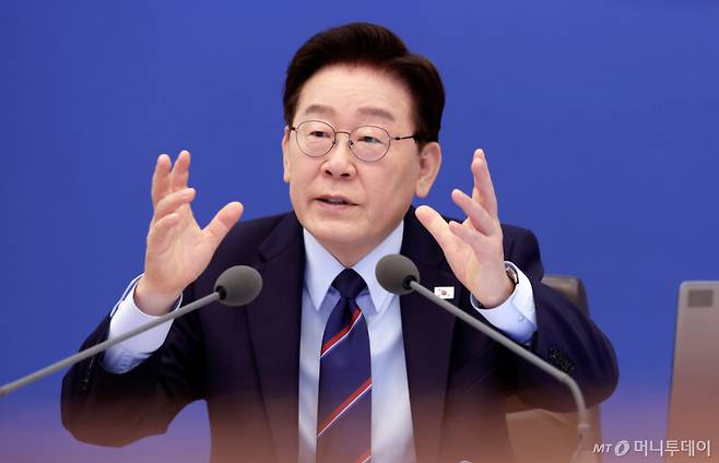 이재명 대통령이 12일 청와대에서 열린 국무회의 겸 비상경제점검회의에서 발언하고 있다.    /사진=뉴스1