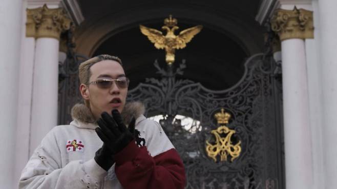 래퍼 비와이(BewhY)가 신곡에 이승만 전 대통령으로 추정되는 음성을 삽입하며 정치색을 드러내 갑론을박이 이어지고 있다. /사진=비와이 뮤직비디오 캡처