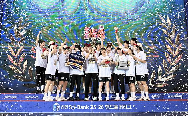 신한 SOL Bank 2025-26 핸드볼 H리그는 SK슈가글라이더즈의 통합 3연패 달성으로 막을 내렸다. 사진은 SK가 지난 4일 챔피언결정전에서 우승한 후 환호하는 모습. /사진=한국핸드볼연맹