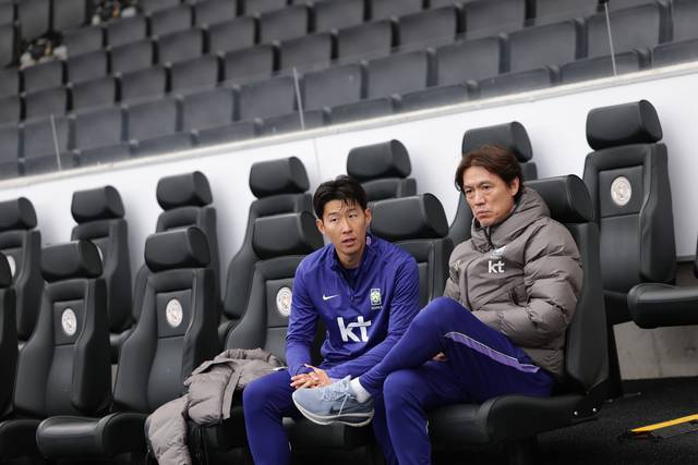 홍명보(오른쪽) 축구대표팀 감독과 주장 손흥민이 지난 3월 영국 잉글랜드 밀턴킨스에서 진행한 훈련에서 대화를 나누고 있다.  대한축구협회 제공