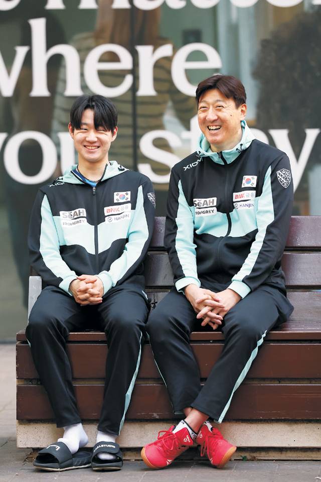 오준성(왼쪽)과 오상은 감독이 지난 9일(한국시간) 영국 런던에서 열린 세계탁구선수권대회 단체전을 마친 뒤 선수단 숙소 앞에서 환하게 웃고 있다.  대한탁구협회 제공