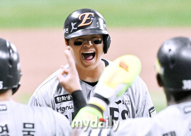 12일 오후 서울 고척스카이돔에서 진행된 '2026 프로야구 KBO리그' 키움 히어로즈와 한화 이글스의 경기. 한화 노시환이 1회초 1사 만루서 만루홈런을 터뜨린 뒤 포효하고 있다./고척=송일섭 기자 andlyu@mydaily.co.kr