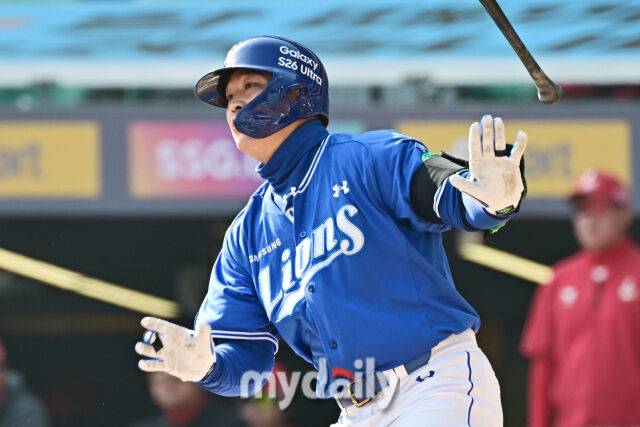 17일 인천 SSG랜더스필드에서 열린 '2026 신한 SOL BANK KBO리그' SSG 랜더스와 삼성 라이온즈 시범경기. 삼성 전병우가 8회초 무사 만루에 2타점 적시 2루타를 치고 있다./마이데일리