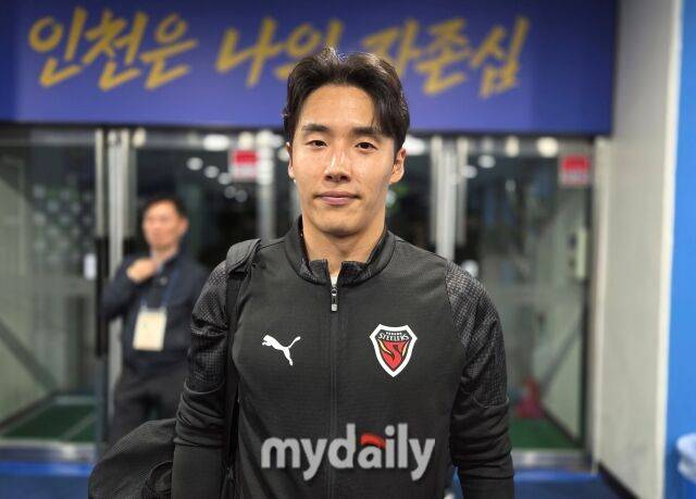 포항 스틸러스 어정원이 2026년 5월 12일 인천축구전용경기장에서 열린 하나은행 K리그1 2026 14라운드 인천 유나이티드와의 맞대결에서 1-0으로 승리한 뒤 믹스트존(공동취재구역)에서 촬영에 임하고 있다. /인천축구전용경기장=김건호 기자