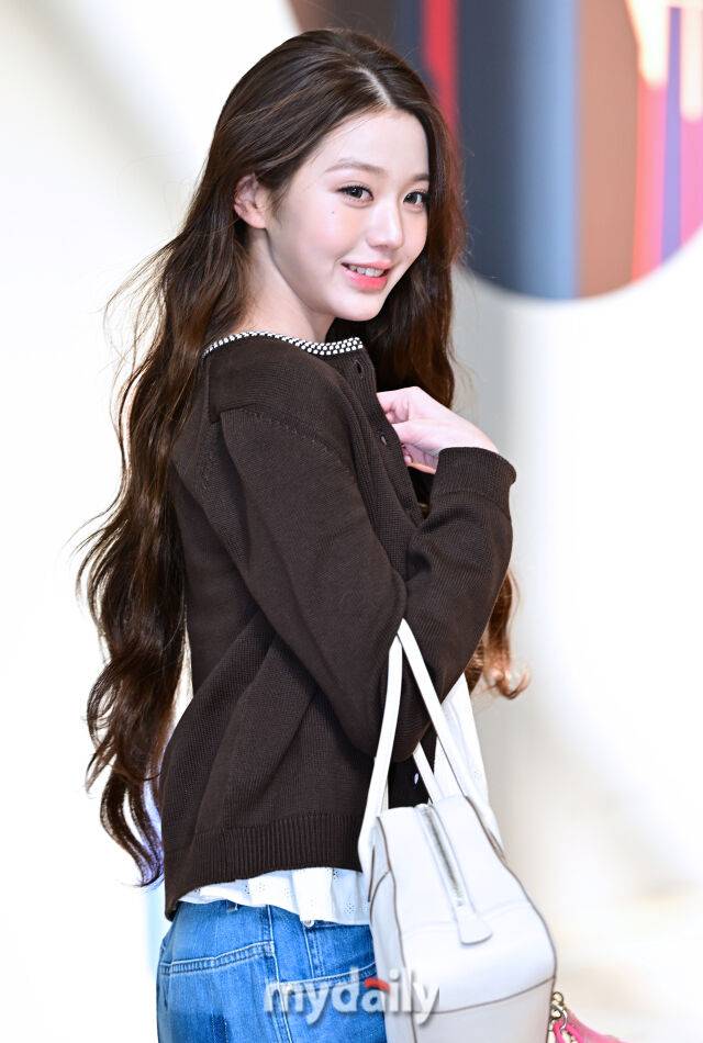 ▲ 아쉬움을 달래는 돌아보는 시
