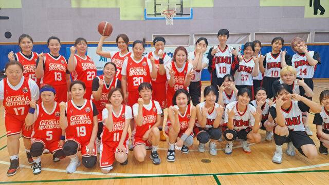 다문화 농구단 '포위드투 글로벌 마더스' 선수들이 기념 촬영을 하고 있다. /한국농구발전연구소 제공