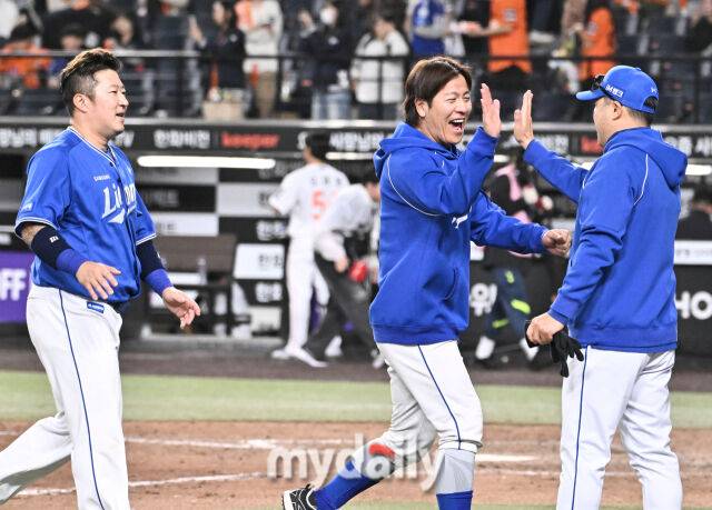 14일 오후 대전 한화생명볼파크에서 진행된 '2026 프로야구 KBO리그' 한화이글스와 삼성 라이온즈의 경기. 삼성 강민호와 최형우가 6-5로 승리한 뒤 환호하고 있다./마이데일리