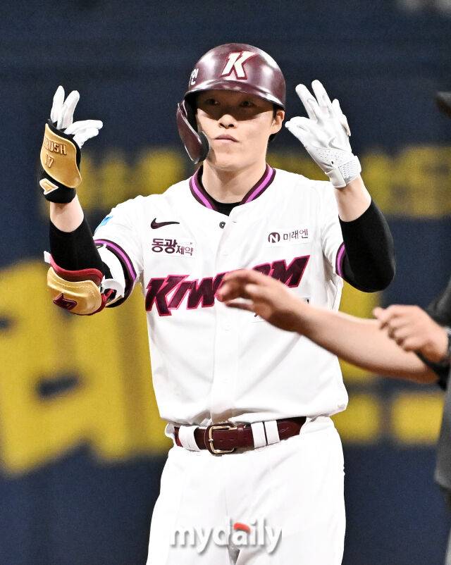 13일 오후 서울 고척스카이돔에서 진행된 '2026 프로야구 KBO리그' 키움히어로즈와 한화이글스의 경기.키움 임병욱이 1회말 1사 1,3루서 1타점 2루타를 터뜨린 뒤 환호하고 있다./고척=송일섭 기자 abdlyu@mydaily.co.kr