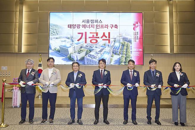 전날인 12일 고려대 서울캠퍼스에서 기공식이 열린 가운데 김구영(왼쪽에서 다섯번째) SK텔레콤 엔터프라이즈사업본부장(부사장), 정순영(왼쪽에서 네번째) 고려대 교무부총장이 관계자들과 기념촬영에 나선 모습. [SK텔레콤 제공]