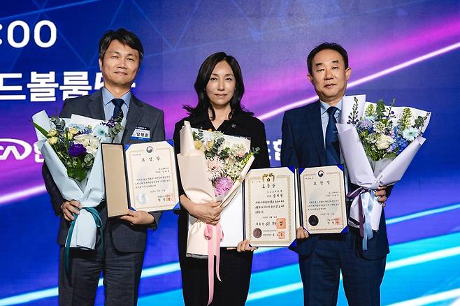 12일 진행된 ‘제23회 자동차의 날’ 행사에서 대통령표창을 수상한 상희정(가운데) 르노코리아 대내·외전략본부장과 장관표창을 수상한 남형훈(왼쪽) 르노코리아 디렉터, 정현무(오른쪽) 르노코리아 디렉터가 기념사진을 촬영하고 있다. [르노코리아 제공]
