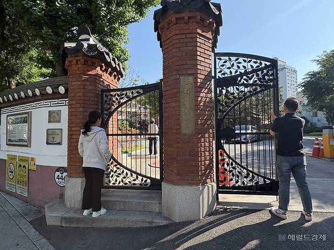 서울 종로구 교동초등학교 교문 앞. 오전 9시께 교문 철창 넘어로 아이들이 교실로 들어가는 모습을 지켜보는 학부모들의 모습. 정주원 기자