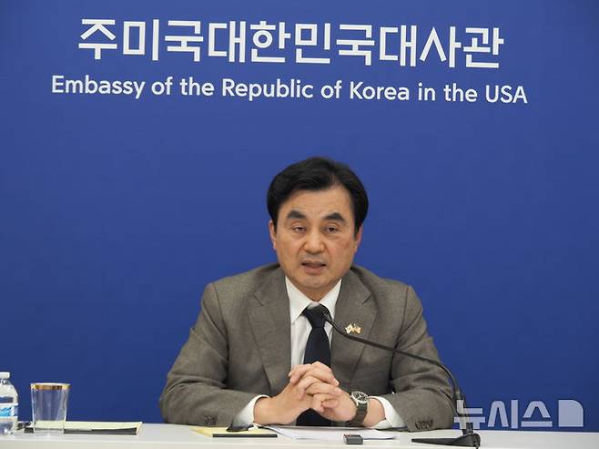 [워싱턴=뉴시스]안규백 국방부 장관이 12일(현지 시간) 미 워싱턴DC 주미대사관에서 특파원 간담회를 진행하고 있다. (사진=워싱턴공동취재단).  2026.05.13.